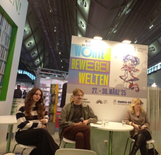 Melina Kochan, Raphael Richter und Ruby Braun und Melina Kochan (v. l. n. r.) über die Messe als Vernetzungsort, die Verbindung von Schriftsteller:innen, Verlagen und Blogger:innen und den Schreibprozess eines Romans.
